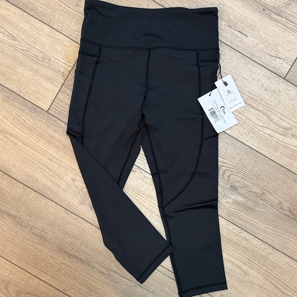 ZYIA Black Pocket Light n Tight Hi-rise Capri 20"